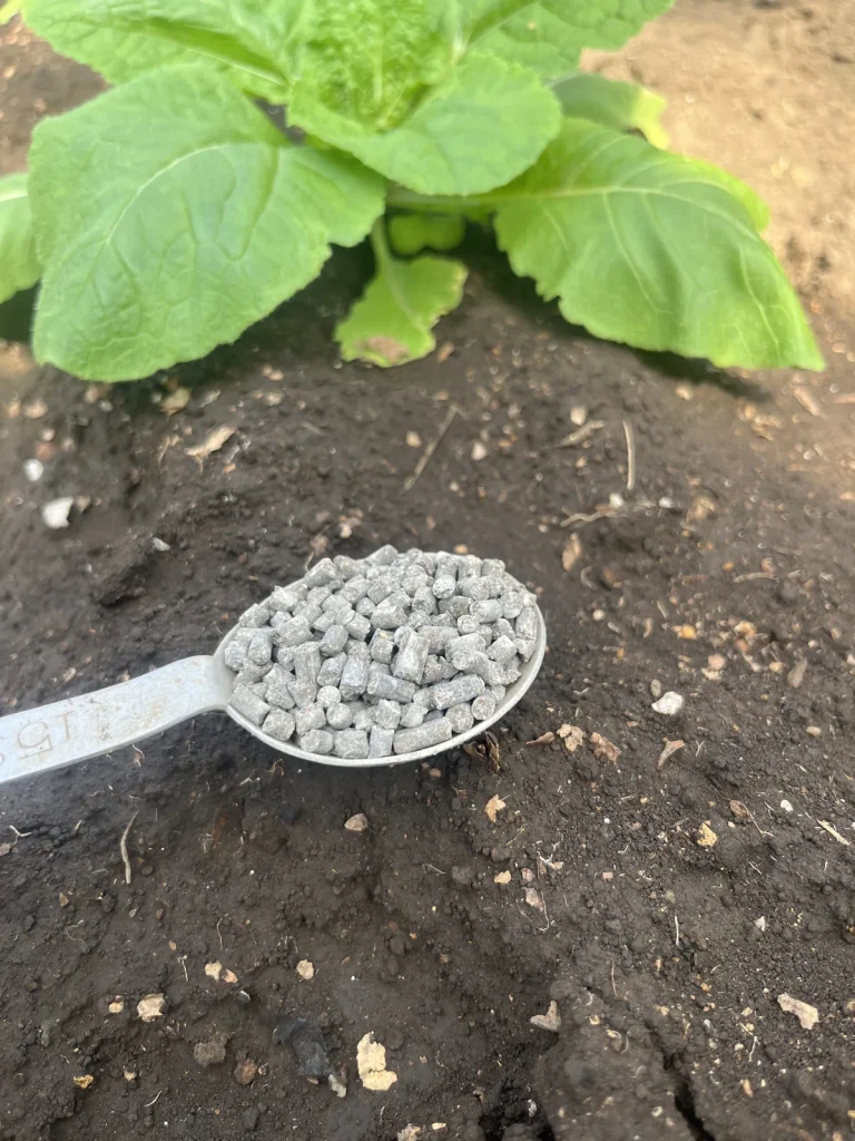 軽量スプーンでの肥料の計量